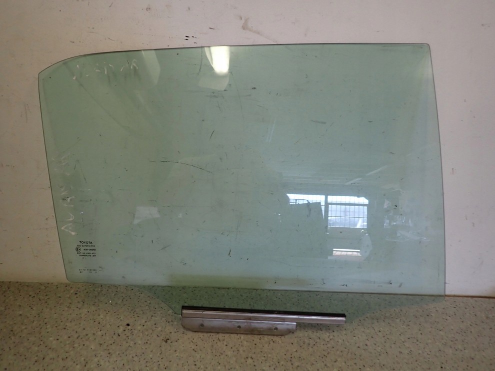 TOYOTA AURIS 06-12 SZYBA TYLNA PRAWA 1/2