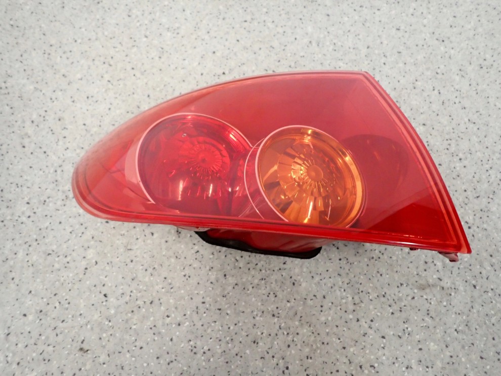 MAZDA 3 MAZDA3 BK SEDAN 03-05 LAMPA TYLNA LEWAWA ZEWNĘTRZNA 4/8