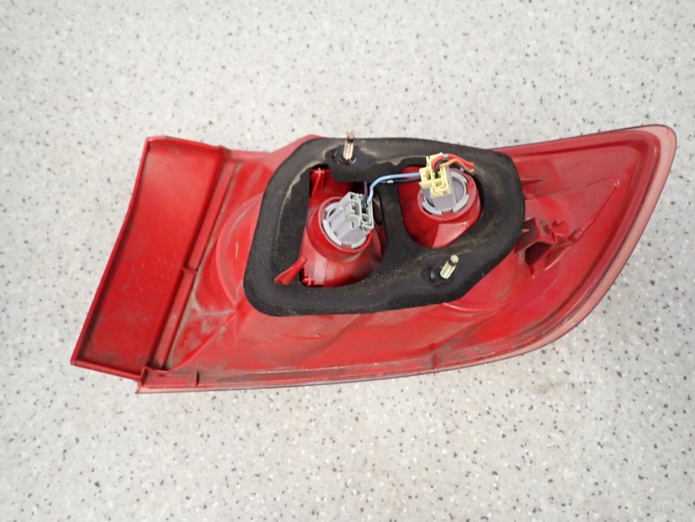 MAZDA 3 MAZDA3 BK SEDAN 03-05 LAMPA TYLNA LEWAWA ZEWNĘTRZNA 6/8