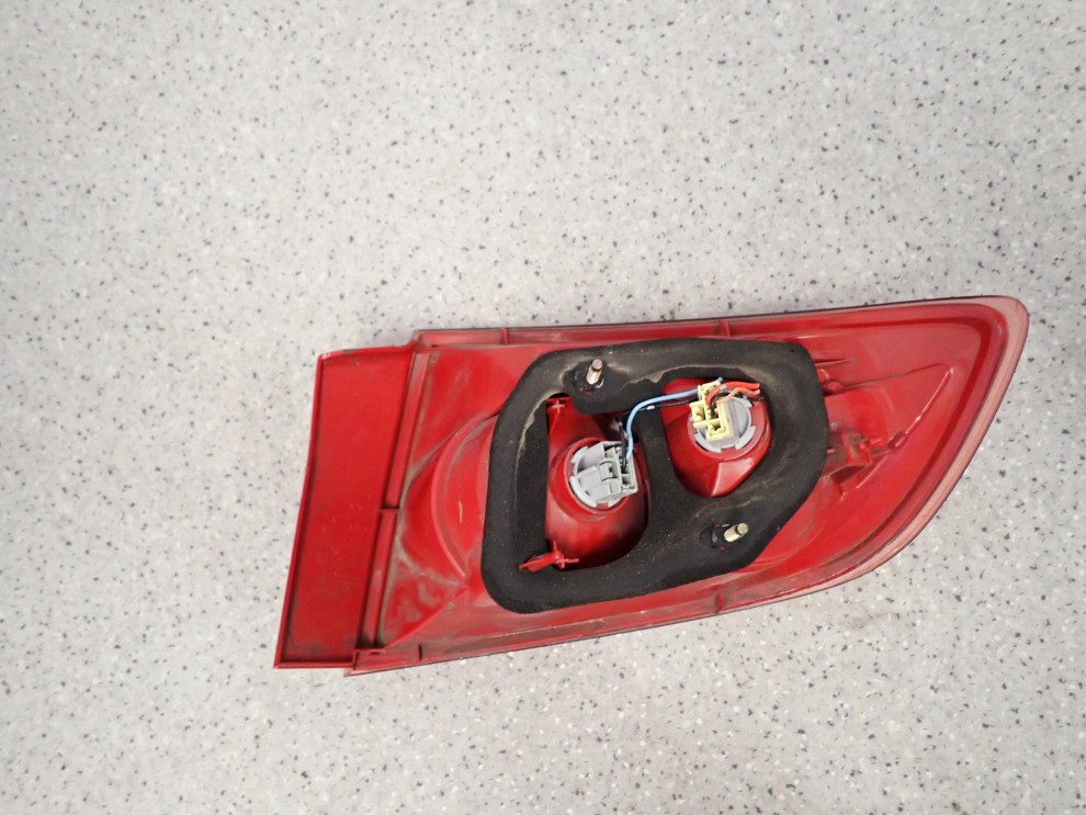 MAZDA 3 MAZDA3 BK SEDAN 03-05 LAMPA TYLNA LEWAWA ZEWNĘTRZNA 7/8