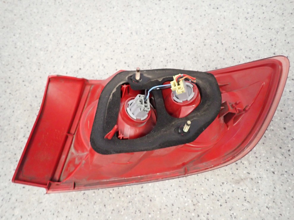 MAZDA 3 MAZDA3 BK SEDAN 03-05 LAMPA TYLNA LEWAWA ZEWNĘTRZNA 8/8