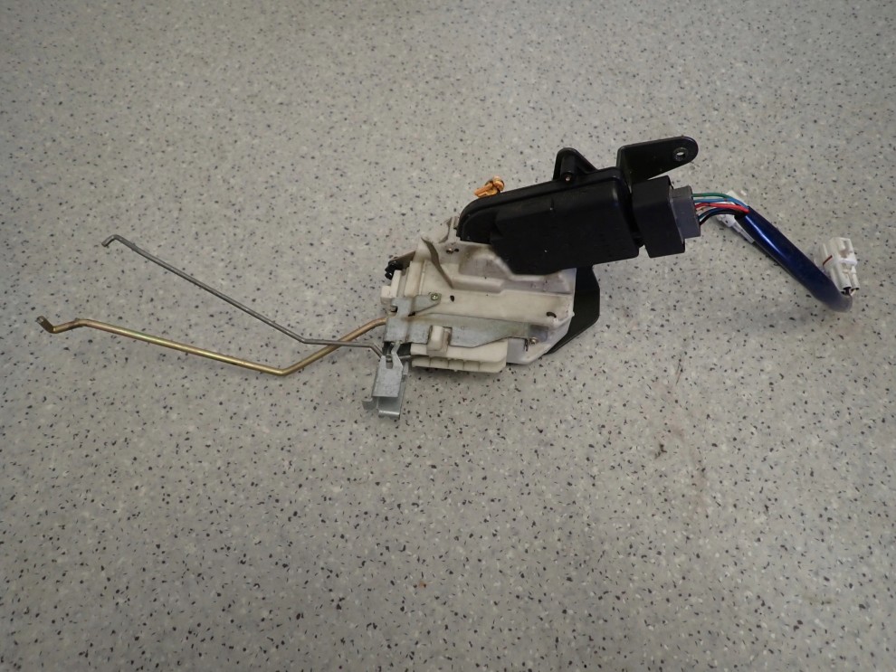 SUZUKI LIANA 01- ZAMEK PRZEDNI PRAWY 1/6