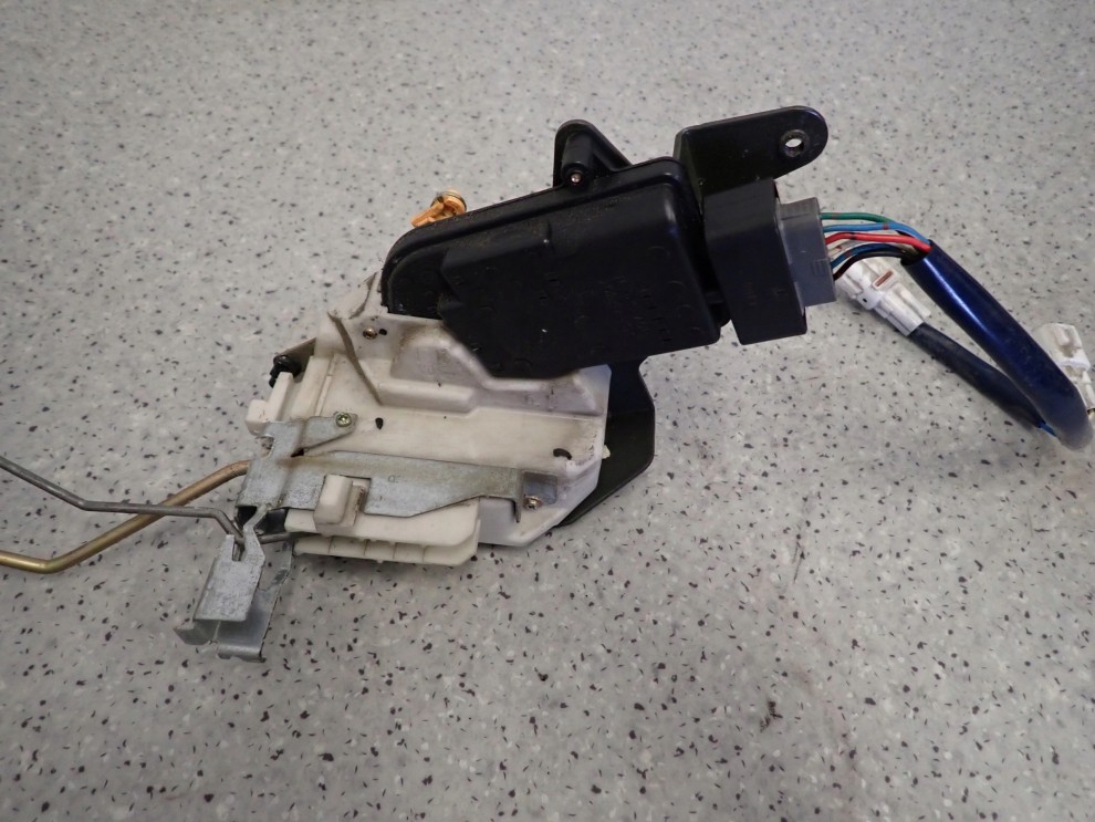 SUZUKI LIANA 01- ZAMEK PRZEDNI PRAWY 2/6