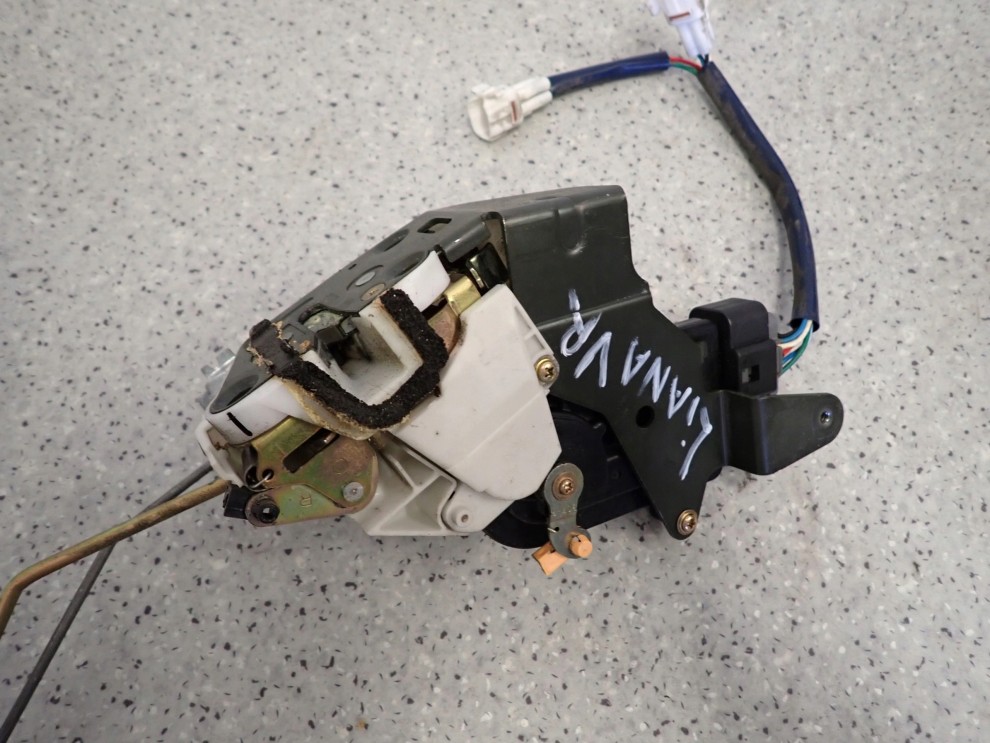 SUZUKI LIANA 01- ZAMEK PRZEDNI PRAWY 4/6