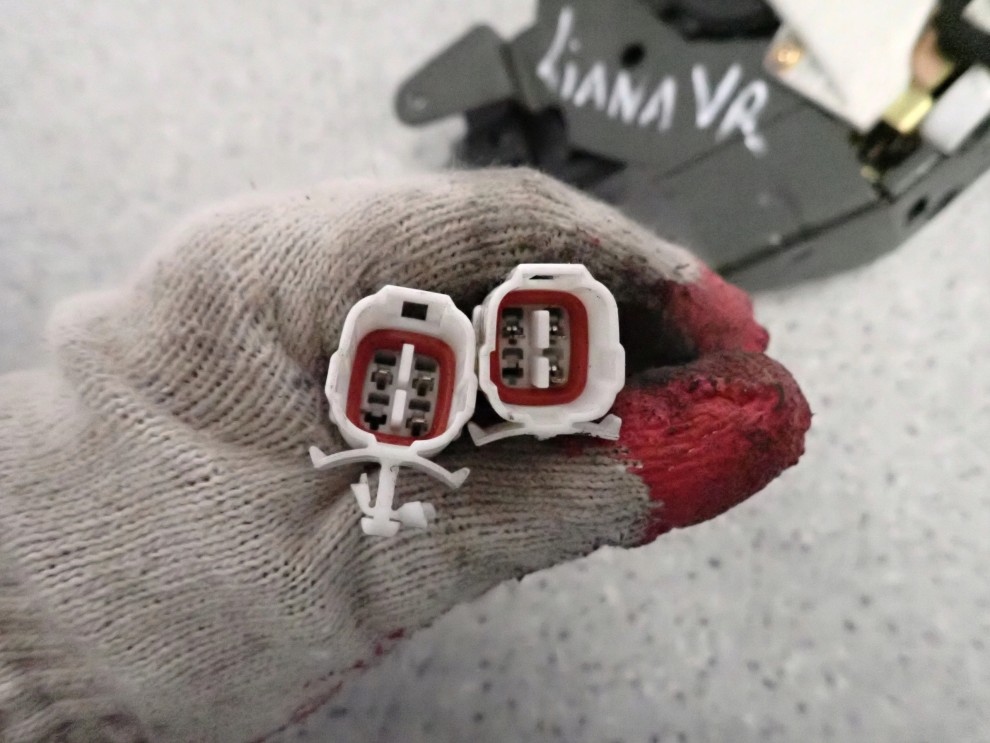 SUZUKI LIANA 01- ZAMEK PRZEDNI PRAWY 6/6