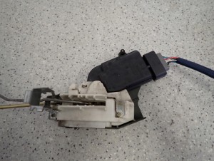 SUZUKI LIANA 01- ZAMEK PRZEDNI PRAWY 3/6 MINIATURA