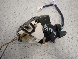 SUZUKI LIANA 01- ZAMEK PRZEDNI PRAWY 4/6 MINIATURA