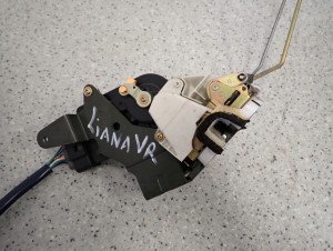 SUZUKI LIANA 01- ZAMEK PRZEDNI PRAWY 5/6 MINIATURA