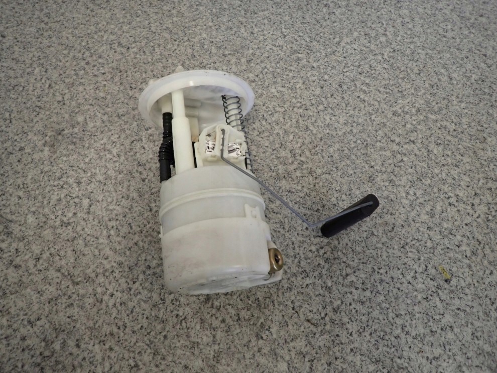 NISSAN NOTE E11 BENZYNA 06-11 POMPA PALIWA CZUJNIK 3/5