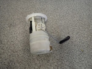 NISSAN NOTE E11 BENZYNA 06-11 POMPA PALIWA CZUJNIK 3/5 MINIATURA