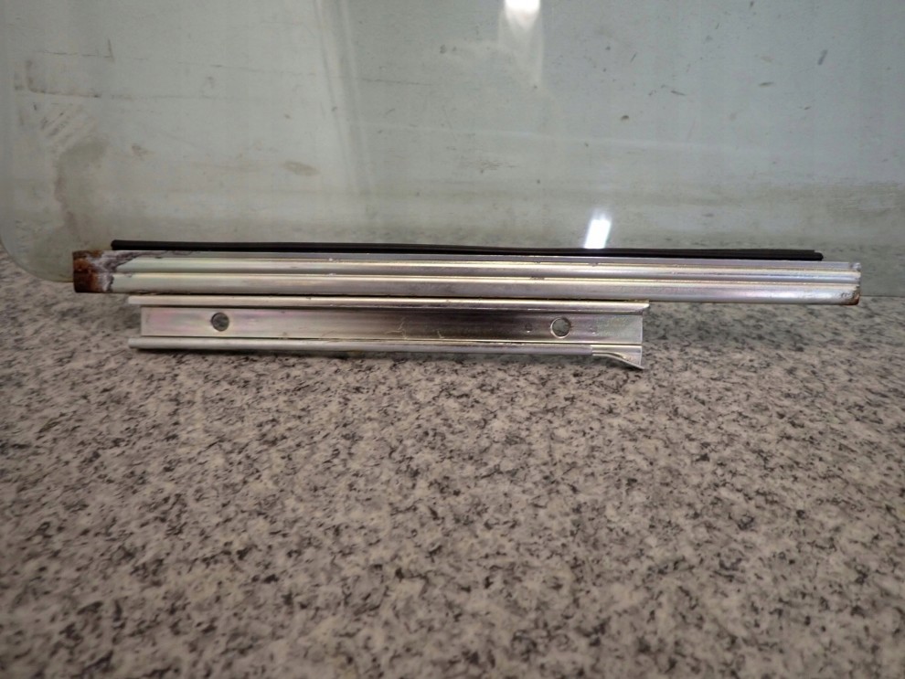 SUZUKI SWIFT 05-09 SZYBA DRZWI TYLNA LEWA 3/3