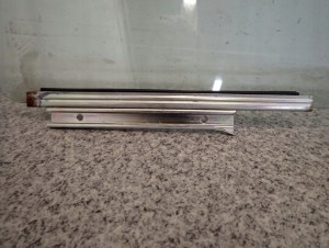 SUZUKI SWIFT 05-09 SZYBA DRZWI TYLNA LEWA 3/3 MINIATURA