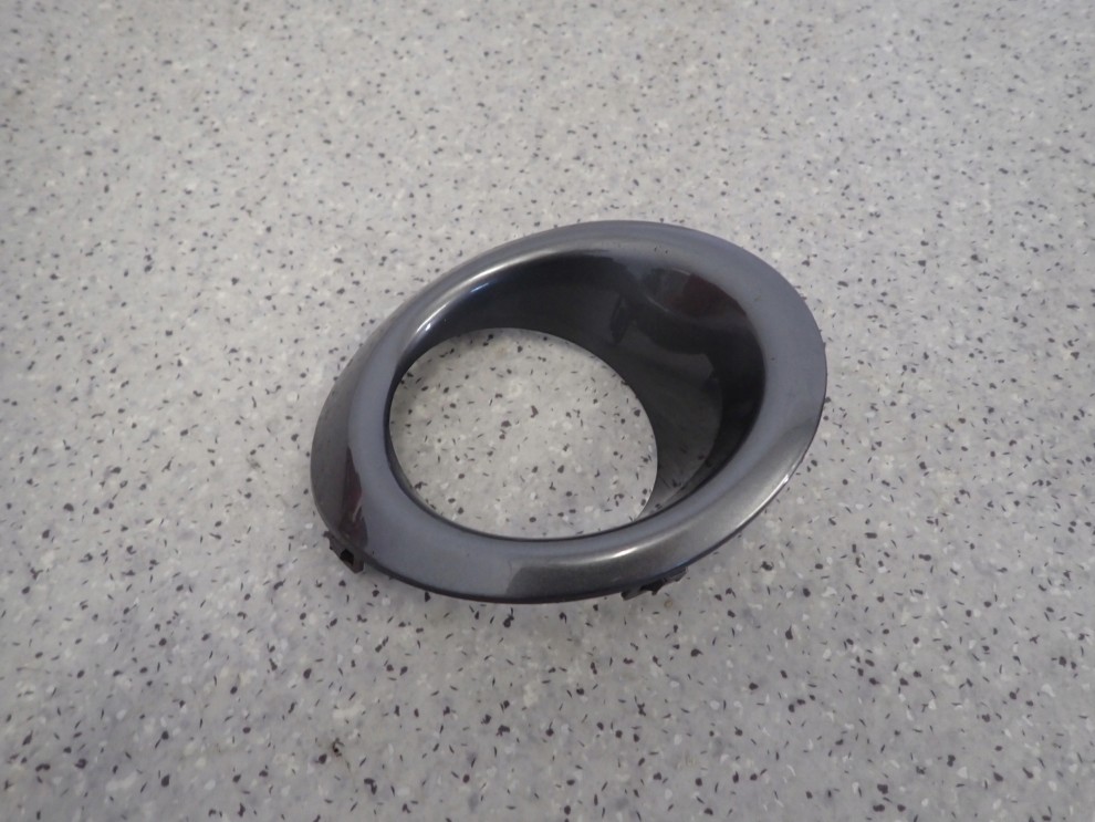 NISSAN NOTE E11 06-09 RAMKA KRATKA HALOGENU PRZEDNIA PRAWA 3/5