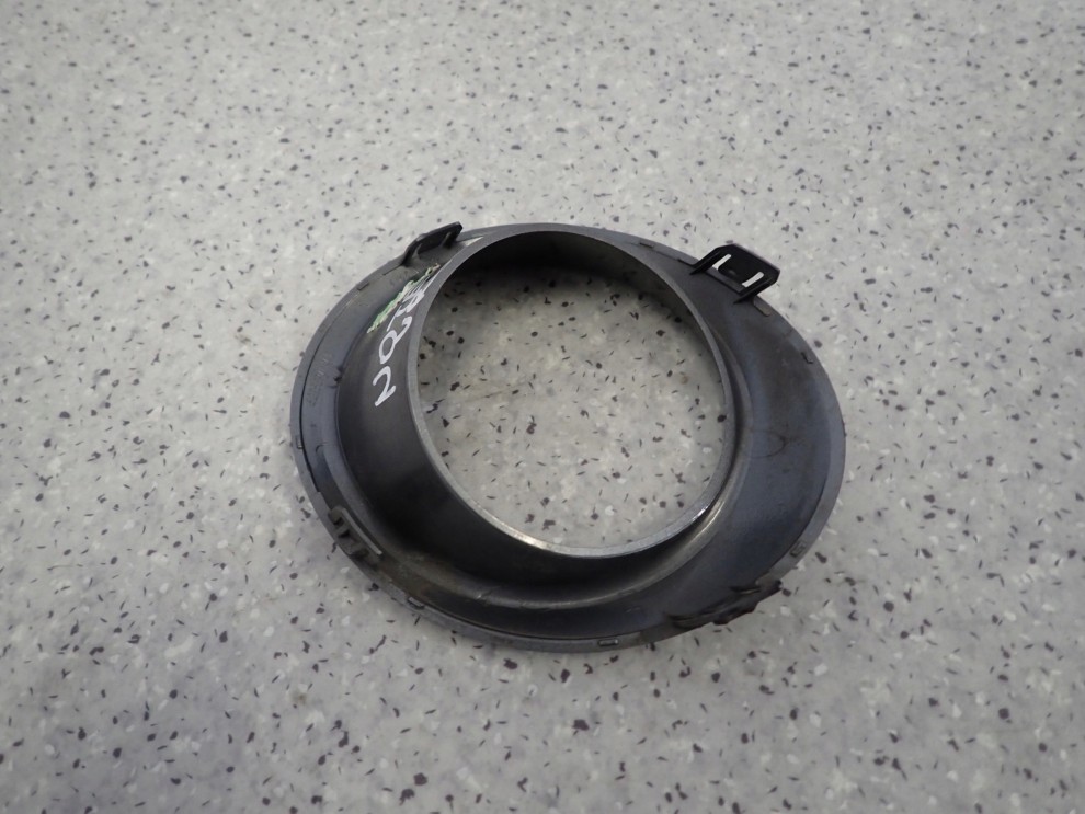 NISSAN NOTE E11 06-09 RAMKA KRATKA HALOGENU PRZEDNIA PRAWA 4/5