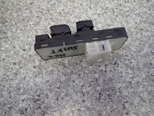 SUZUKI SWIFT 04-10 PANEL STEROWANIA SZYBAMI PRZEDNI LEWY 2 SZYBY 3/4 MINIATURA