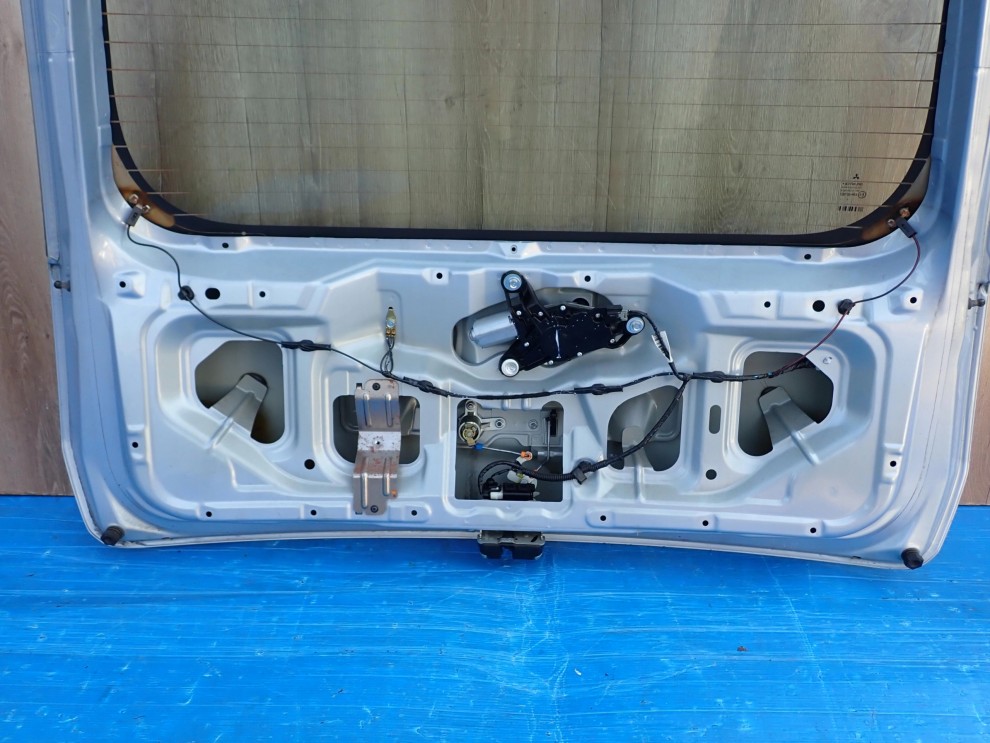 MITSUBISHI COLT 04-08 5d KLAPA BAGAŻNIKA SZYBA 12/13