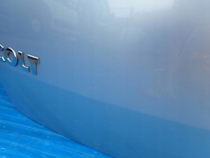 MITSUBISHI COLT 04-08 5d KLAPA BAGAŻNIKA SZYBA 8/13 MINIATURA