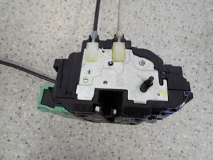 HYUNDAI i30 HB 07-12 ZAMEK DRZWI TYLNY LEWY 6/7 MINIATURA