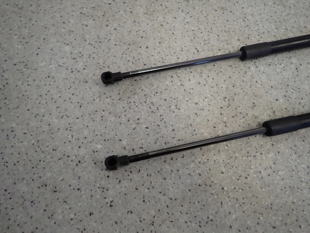 NISSAN NOTE E11 06-12 SIŁOWNIKI KLAPY BAGAŻNIKA KOMPLET 4/6