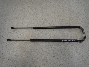 NISSAN NOTE E11 06-12 SIŁOWNIKI KLAPY BAGAŻNIKA KOMPLET 1/6 MINIATURA