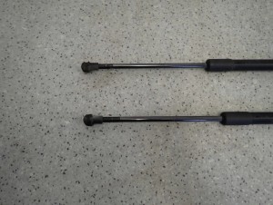 NISSAN NOTE E11 06-12 SIŁOWNIKI KLAPY BAGAŻNIKA KOMPLET 2/6 MINIATURA