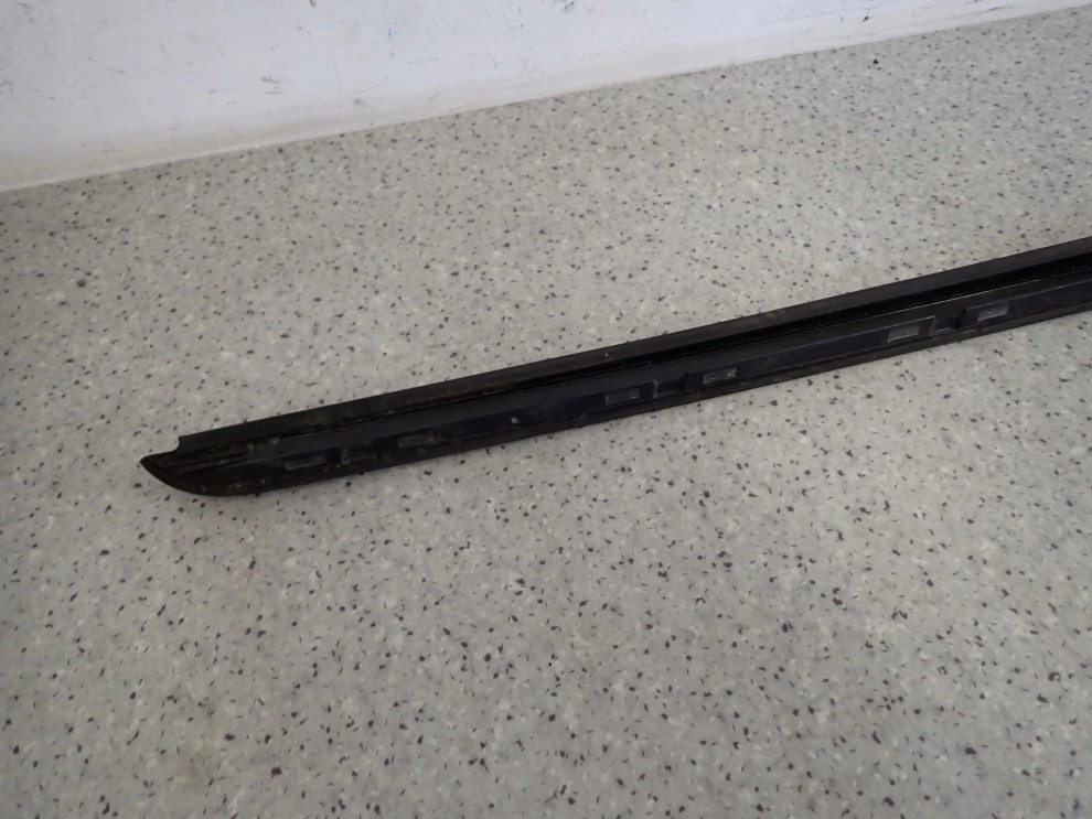 HYUNDAI i30 06- I30 LISTWA SZYBY CZOŁOWEJ LEWA 4/5