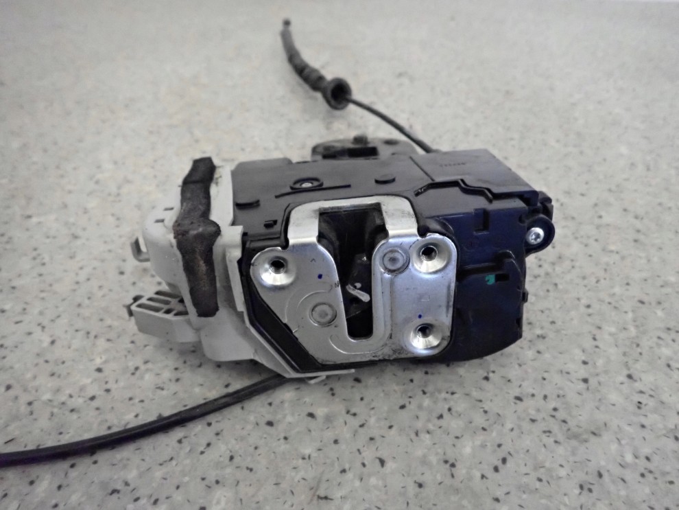 KIA VENGA 09- ZAMEK DRZWI PRZEDNI LEWY 6/7