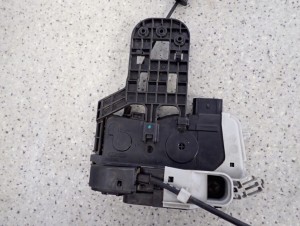 KIA VENGA 09- ZAMEK DRZWI PRZEDNI LEWY 3/7 MINIATURA