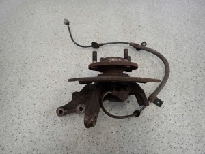 NISSAN ALMERA N16 00-03 ZWROTNICA PRZEDNIA PRAWA 2/4 MINIATURA