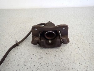 SUZUKI CELERIO 14-19 ZACISK HAMULCOWY PRZEDNI LEWY 4/5 MINIATURA