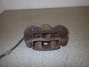 LANCER VII 04-07 ZACISK HAMULCOWY PRZEDNI LEWY 6/6 MINIATURA