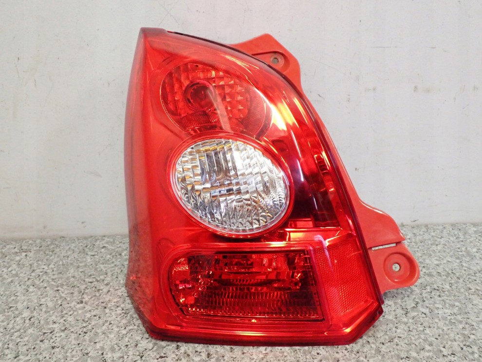 SUZUKI ALTO NISSAN PIXO 09- LAMPA TYLNA LEWA 1/4