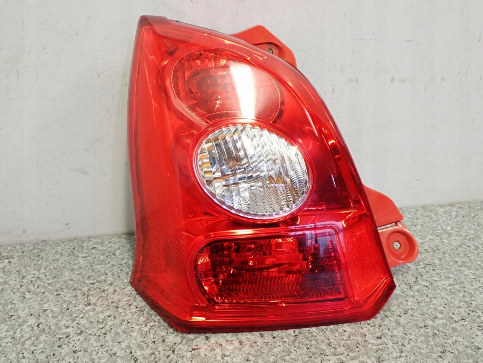 SUZUKI ALTO NISSAN PIXO 09- LAMPA TYLNA LEWA 2/4