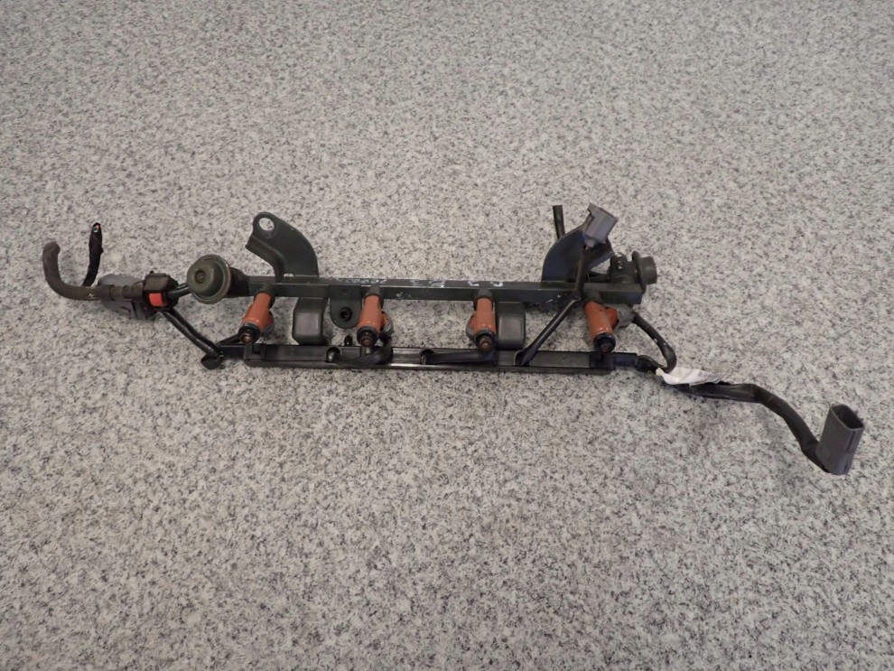 MAZDA 323 BJ 98-02 1.3 LISTWA WTRYSKOWA WTRSYKI 1/3