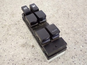 SUZUKI SWIFT 04-10 PANEL STEROWANIA SZYB LEWY 1/5 MINIATURA