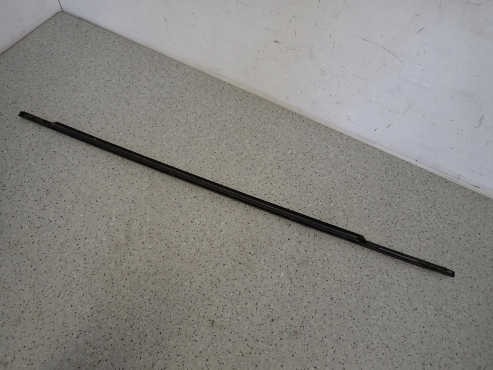 HYUNDAI IX20 HB 09- LISTWA ZGARNIAJĄCA SZYBY PRZEDNIA LEWA PARAPET 3/8