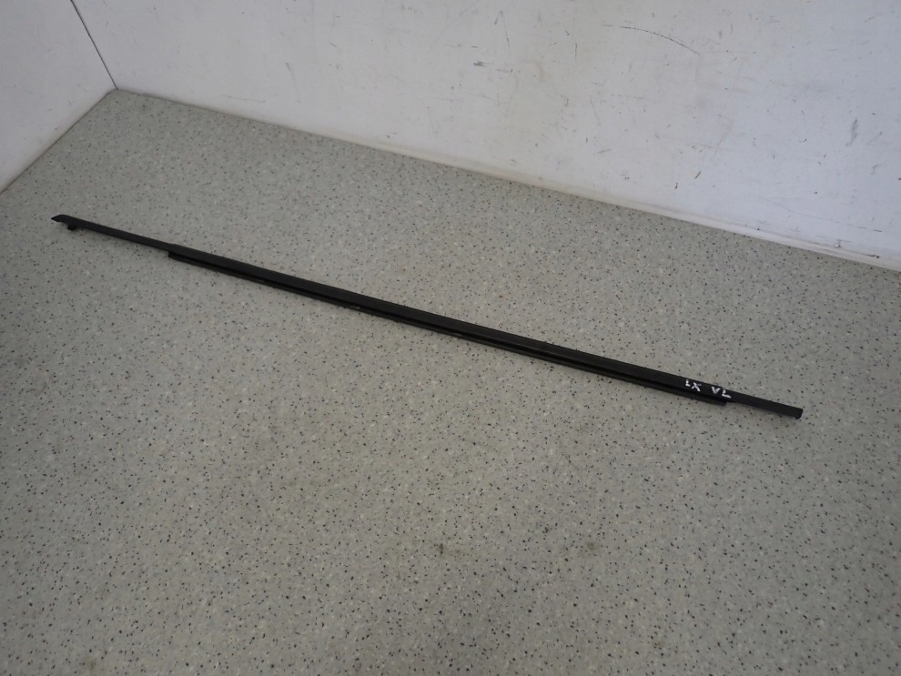 HYUNDAI IX20 HB 09- LISTWA ZGARNIAJĄCA SZYBY PRZEDNIA LEWA PARAPET 7/8