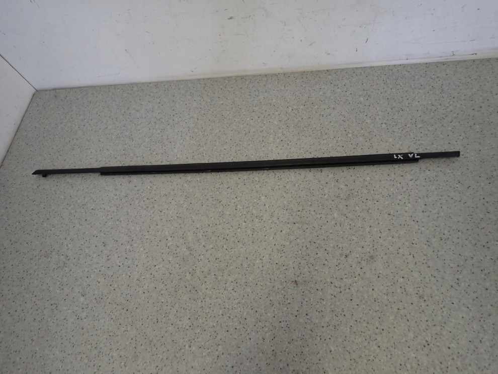 HYUNDAI IX20 HB 09- LISTWA ZGARNIAJĄCA SZYBY PRZEDNIA LEWA PARAPET 8/8