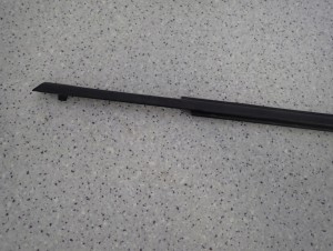 HYUNDAI IX20 HB 09- LISTWA ZGARNIAJĄCA SZYBY PRZEDNIA LEWA PARAPET 2/8 MINIATURA