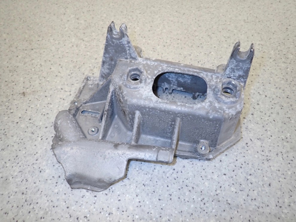 NISSAN NOTE E11 06-11 PODSTAWA AKUMULATORA WSPORNIK 6/7