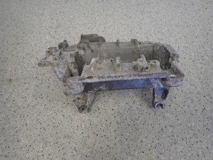 NISSAN NOTE E11 06-11 PODSTAWA AKUMULATORA WSPORNIK 1/7 MINIATURA