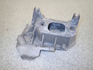 NISSAN NOTE E11 06-11 PODSTAWA AKUMULATORA WSPORNIK 6/7 MINIATURA