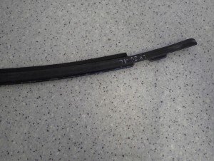 HYUNDAI IX20 HB 09- LISTWA ZGARNIAJĄCA SZYBY TYLNA LEWA PARAPET 3/7 MINIATURA