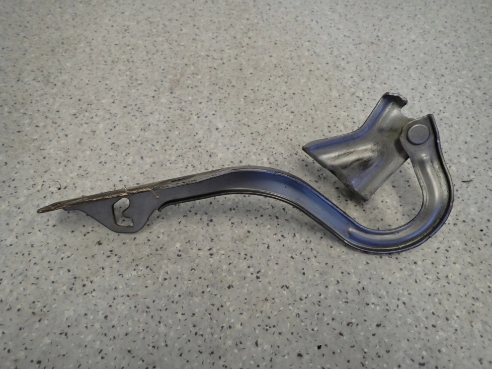 SUZUKI SPLASH 08-14 ZAWIAS MASKI PRAWY 3/4