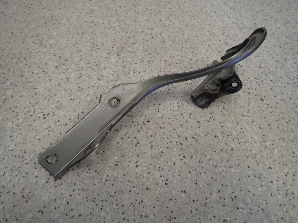 SUZUKI SPLASH 08-14 ZAWIAS MASKI PRAWY 4/4