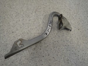 SUZUKI SPLASH 08-14 ZAWIAS MASKI PRAWY