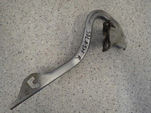 SUZUKI SPLASH 08-14 ZAWIAS MASKI PRAWY 2/4 MINIATURA