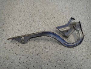 SUZUKI SPLASH 08-14 ZAWIAS MASKI PRAWY 3/4 MINIATURA