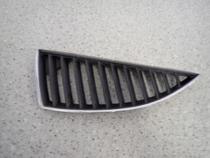 MITSUBISHI LANCER 03-07 ATRAPA CHŁODNICY PRZEDNIA LEWA 1/4 MINIATURA