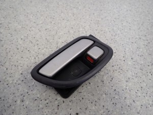 KIA CARENS III 06-12 KLAMKA WEWNĘTRZNA TYLNA LEWA 3/4 MINIATURA